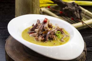 砧板上白色瓷盘装刚出锅的椒麻奶汤炖猪肚丝