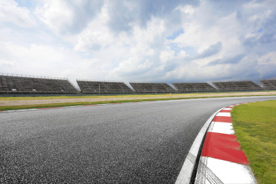 蓝天白云下的国际赛车场