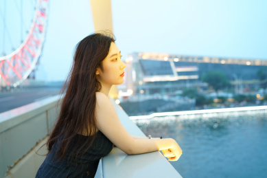 天津之眼旁的女孩