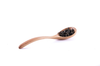 特写木勺里放茉莉花茶叶