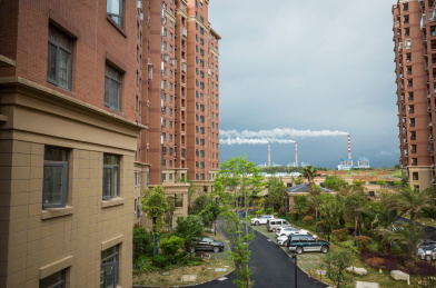 正在排放烟雾的工业烟囱