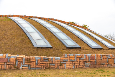 半圆形的建筑物和红砖围墙