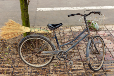 马路边的破旧自行车