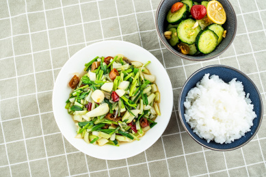 夏季开胃菜酸辣青瓜片和泡椒炒荞头