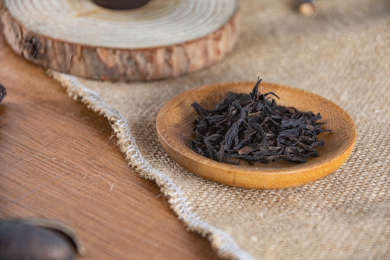 木碟子上的乌龙茶叶