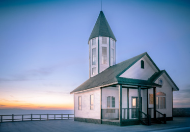 山东威海-夕阳下的小石岛气象站