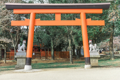 奈良公园的稻荷神鸟居