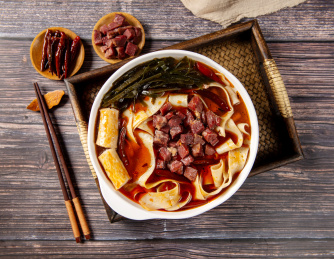 麻辣牛肉粒海带丝宽扁拉面的俯拍