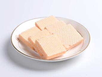 浅色背景的进口低糖草莓夹心威化饼干