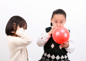 吹气球的小姐妹