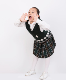 做呼喊动作的小学女生