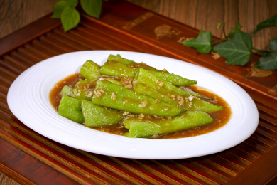 放在桌子白盘子里的虎皮尖椒