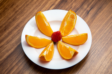 木桌上装盘的橙子 健康