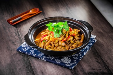 黑色砂锅里的羊杂碎