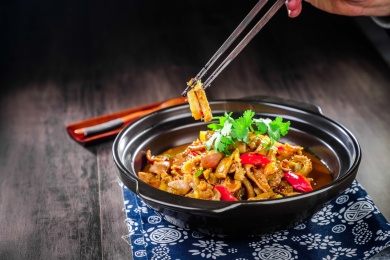 黑色砂锅里的羊杂碎