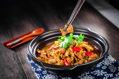 黑色砂锅里的羊杂碎