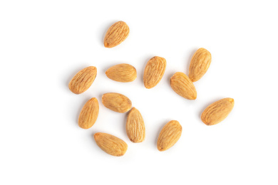 白色背景上的扁桃仁