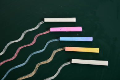 彩色粉笔在绿板上的涂鸦线条