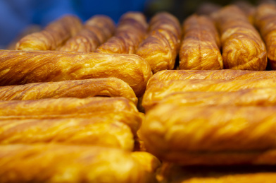 纵横摆放的金黄色长条面包
