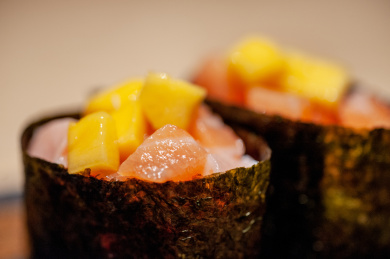 三文鱼芒果军舰寿司 特写细节