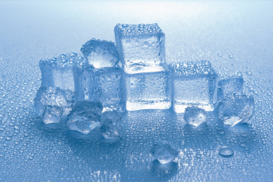 蓝色的冰块和晶莹的水珠在玻璃背景上