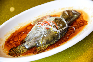 中国传统美食盘子里的清蒸鲈鱼