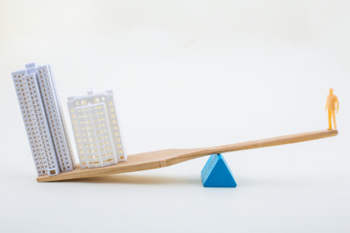 房地产政策调控，楼市杠杆，简洁白背景影棚拍摄