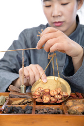 中医药师正在称重中药山楂干