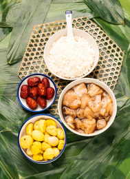 包粽子的材料——糯米、红枣、板栗、鸡肉