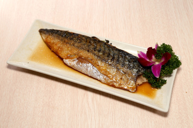 日式料理香煎鲭花鱼