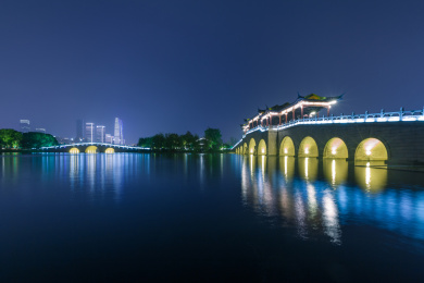 中国江苏省苏州市张家港沙洲湖桥梁与建筑的湖水夜景倒影