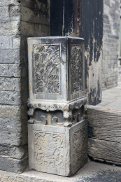 山西王家大院院内门口的石头门墩