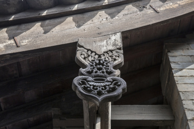 山西王家大院檐柱上的雀替