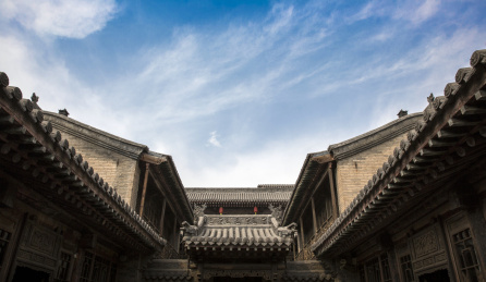 山西王家大院庭院中的屋顶与蓝天