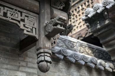 山西王家大院房屋上精致的木雕额枋