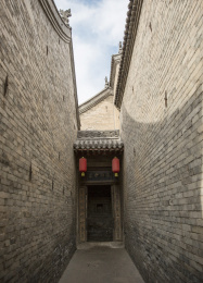 山西王家大院庭院房屋中间设立的神庙