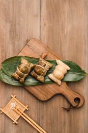 新鲜粽叶上摆放着煮熟的粽子