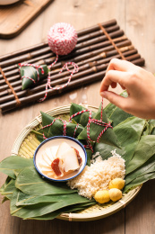 新鲜制作的板栗咸腊肉棕