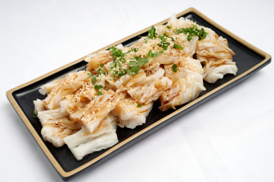 放在白色桌面上的一碟中国广东风味美食——捞粉(粉皮)侧视图