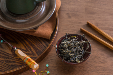 白色窗纱前的茶席