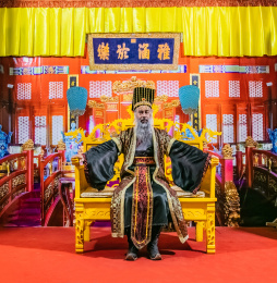 汉代皇帝人物龙袍服饰及宫廷家具环境