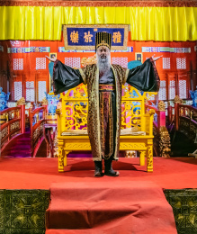 汉代皇帝人物龙袍服饰及宫廷家具环境