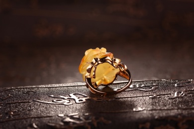 琥珀蜜蜡戒指放在深色的场景中