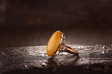 琥珀蜜蜡戒指放在深色的场景中