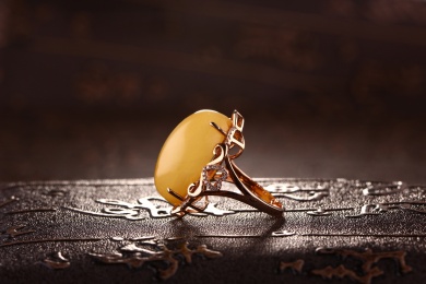 琥珀蜜蜡戒指放在深色的场景中