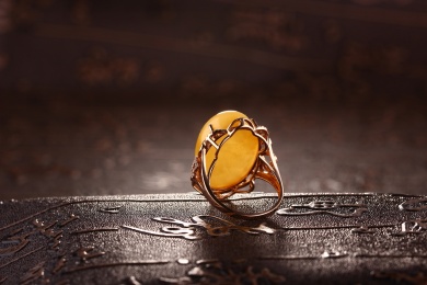 琥珀蜜蜡戒指放在深色的场景中