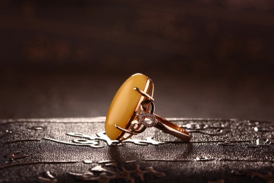 琥珀蜜蜡戒指放在深色的场景中