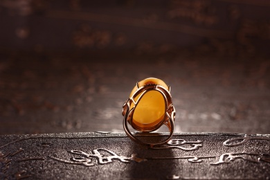 琥珀蜜蜡戒指放在深色的场景中