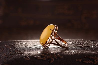 琥珀蜜蜡戒指放在深色的场景中