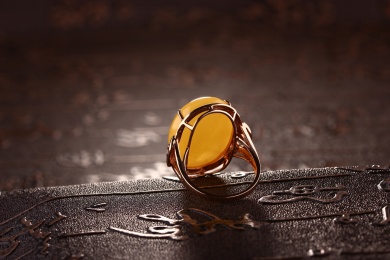 琥珀蜜蜡戒指放在深色的场景中